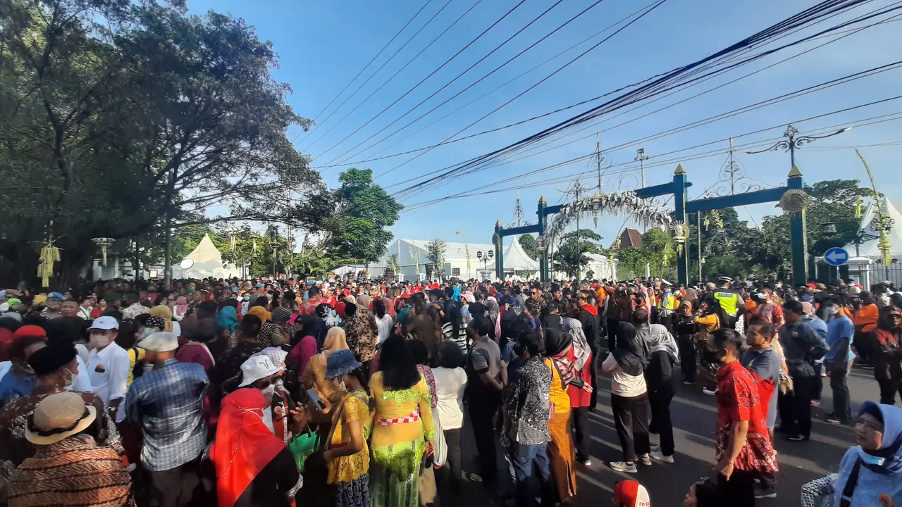Masyarakat antusias menyaksikan kirab pernikahan Kaesang-Erina beserta keluarga, Minggu (11/12/2022).