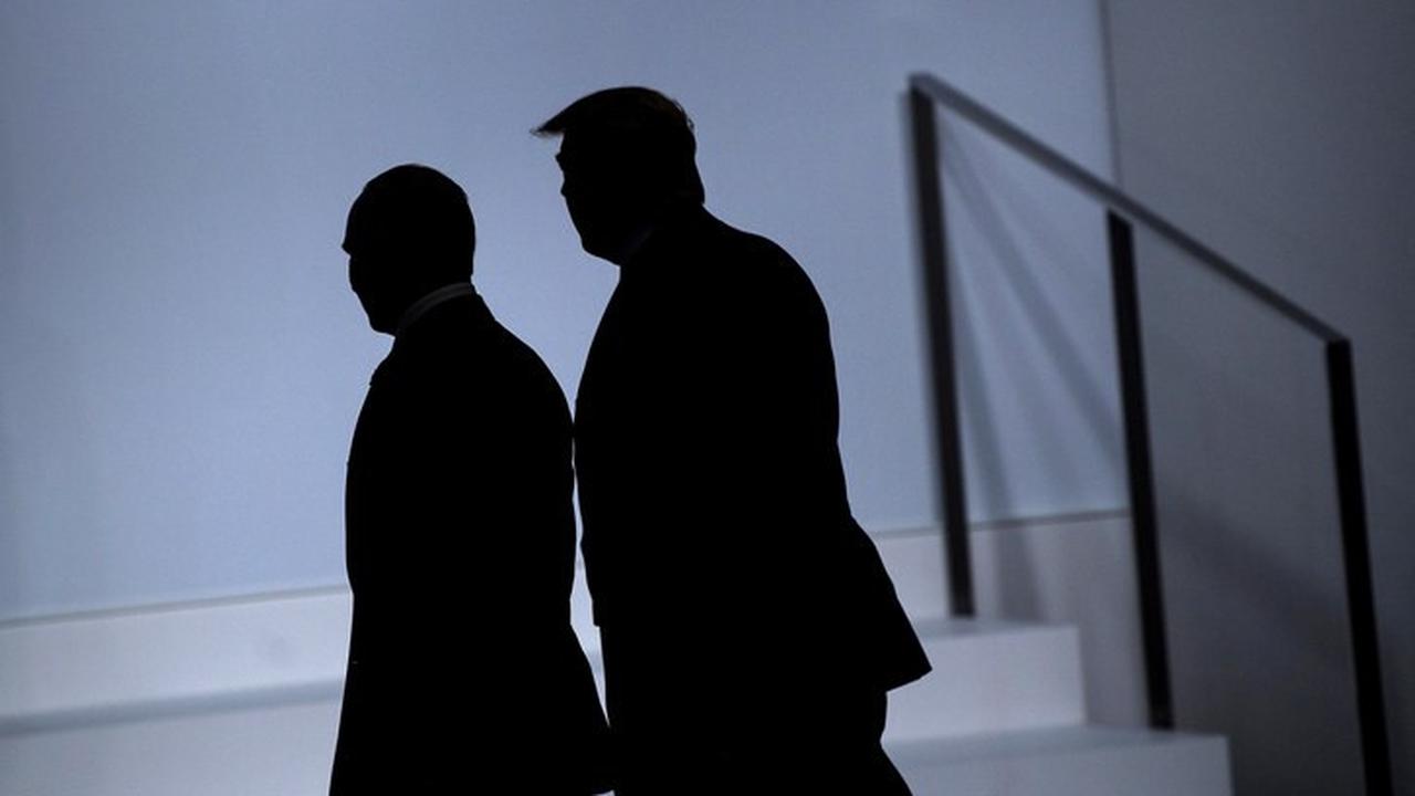 Siluet Presiden Rusia Vladimir Putin (kiri) berjalan bersama dengan Presiden Amerika Serikat Donald Trump (kanan) di KTT G20 di Osaka, Jepang, pada 2019.