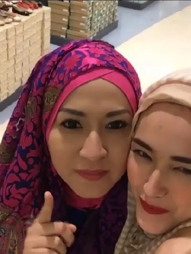 6 Potret Kedekatan Okie Agustina dan Adelia Pasha, Kompak Bak Sahabat Lama