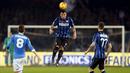 Pemain Inter Milan, Gary Medel menyundul bola dari tendangan Pemain Napoli Jorginho pada lanjutan liga Italia Serie A di Stadion San Paolo, Naples,Selasa(1/12/2015) dini hari WIB. Napoli menang 2-1. (REUTERS/Ciro De Luca) 