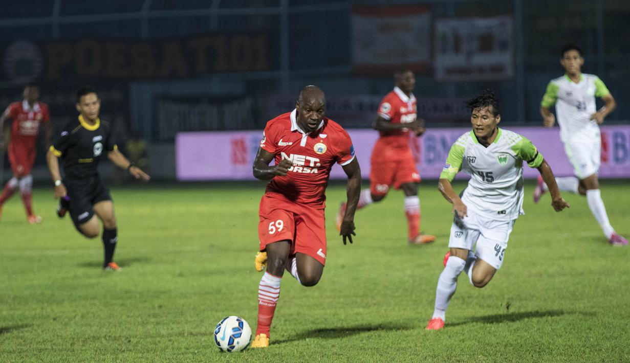 Striker Persija, Emmanuel Kenmogne, beradu cepat dengan pemain PBR, Waluyo, pada laga Piala Jenderal Sudirman di Stadion Kanjuruhan, Malang, Kamis (19/11/2015). (Bola.com/Vitalis Yogi Trisna)