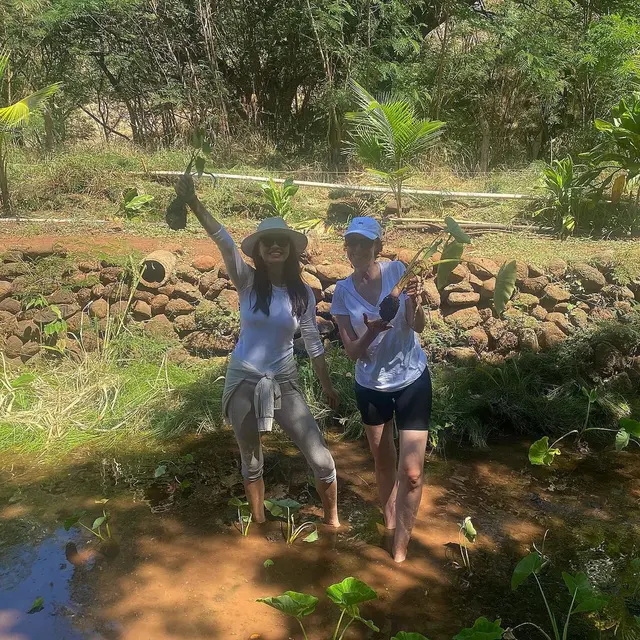 Potret Raline Shah Panen Talas di Hawaii, Tidak Takut Kotor dengan Outfit Serba Putih