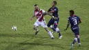 Striker Kuala Lumpur FA, Guilherme, berusaha melewati gelandang Selangor FA, Mohd Fairuz, pada laga Liga Super Malaysia di Stadion Kuala Lumpur, Cheras, Minggu (4/2/2018). Kuala Lumpur FA kalah 0-2 dari Selangor FA. (Bola.com/Vitalis Yogi Trisna)