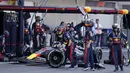Mobil pembalap Red Bull, Sergio Perez kembali ke paddock setelah keluar dari lintasan saat balapan Formula 1 GP Meksiko 2023 yang berlangsung di Sirkuit Hermanos Rodriguez, Meksiko, Minggu (30/10/2023) dini hari WIB. (AFP/Pool/Andres Stapff)