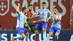 Gelandang Portugal Bruno Fernandes berebut bola dengan pemain Spanyol, Koke, Alvaro Morata dan Pablo Sarabia pada matchday keenam atau terakhir Grup A2 UEFA Nations League 2022-2023 di Estadio Municipal Braga, Rabu (28/9/2022) dini hari WIB. Berkat hasil ini, Spanyol pun sukses menyalip Portugal di klasemen Liga 1 Grup 2 sekaligus memastikan diri lolos ke semifinal. (AP Photo/Luis Vieira)