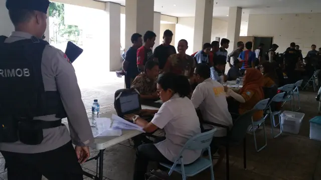 Badan Narkotika Nasional Provinsi (BNNP) DKI Jakarta menggelar razia narkoba di Rusunawa Jatinegara, Jakarta Timur. (Liputan6.com/Nanda Perdana Putra)