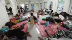 Pengungsi bencana tsunami beristirahat di sebuah masjid di Tenjolahang, provinsi Banten, Rabu (26/12). Tsunami Selat Sunda menerjang kawasan pesisir pantai di Pandeglang, Serang, Banten dan Lampung Selatan pada 22 Desember 2018. (Sonny TUMBELAKA / AFP)