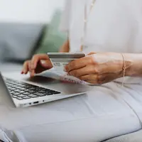 Penipuan online semakin marak terjadi karena FOMO (foto: Pexels/Karolina Grabowska)