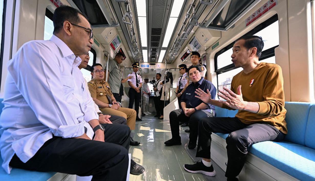 Kendati begitu, Jokowi mengingatkan pihak LRT untuk rutin melakukan pengecekan. Presiden menekankan pentingnya keamanan dan keselamatan pengguna LRT. (ADEK BERRY/AFP)