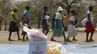 Sejumlah wanita mengambil bantuan makanan dari World Food Programme di Chiredzi Mupinga, Zimbabwe, Selasa (6/10). Puluhan juta orang di wilayah sub-Sahara Afrika akan mengalami kelaparan akibat siklus El Nino mencapai puncaknya.(REUTERS/Philimon Bulawayo)