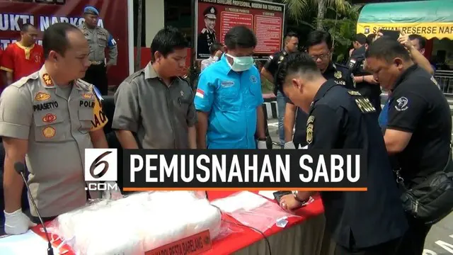 Polresta Barelang, Batam, Kepulauan Riau memusnahkan barang bukti berupa narkoba jenis sabu seberat 39,6 kg. Pemusnahan ini dilakukan di Mapolresta Barelang, Selasa (3/9/2019).