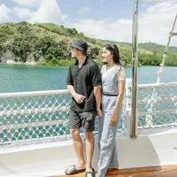 Bersama sang suami, Erina pergi libur lebaran sekaligus menemani Jokowi kunjungan kerja ke Labuan Bajo. Ia pun membagikan potret ootd semi formalnya. Credit: Instagram (@erinagudono)