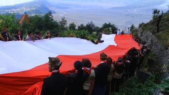 Merah Putih Raksasa 30 Meter Dikibarkan di Seruni Point Bromo, Sambut HUT ke-77 RI