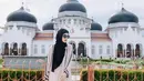 Penampilannya saat mengunjungi Masjid Raya Baiturrahman pun tak lepas dari sorotan. Dirinya terlihat tampil memakai abaya bernuansa krem dengan paduan hijab hitam.(Liputan6.com/IG/@shireensungkar)