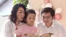 Bahkan, hal ini bisa dilihat bagaimana Nicky Tirta dan Liza Elly tetap konsisten secara bersama-sama merayakan ulang tahun anak mereka. Ya, ulang tahun sang anak mereka rayakan bersama setiap tahun. (instagram.com/nickytirta)