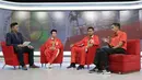 Peraih medali emas bulutangkis Olimpiade Rio 2016, Liliyana Natsir dan Tontowi Ahmad, serta Ketua Umum PBSI, Gita Wirjawan (kanan), saat hadir dalam acara Liputan 6 SCTV di Studio SCTV, SCTV Tower, Jakarta, Kamis (25/8/2016). (Bola.com/Arief Bagus)