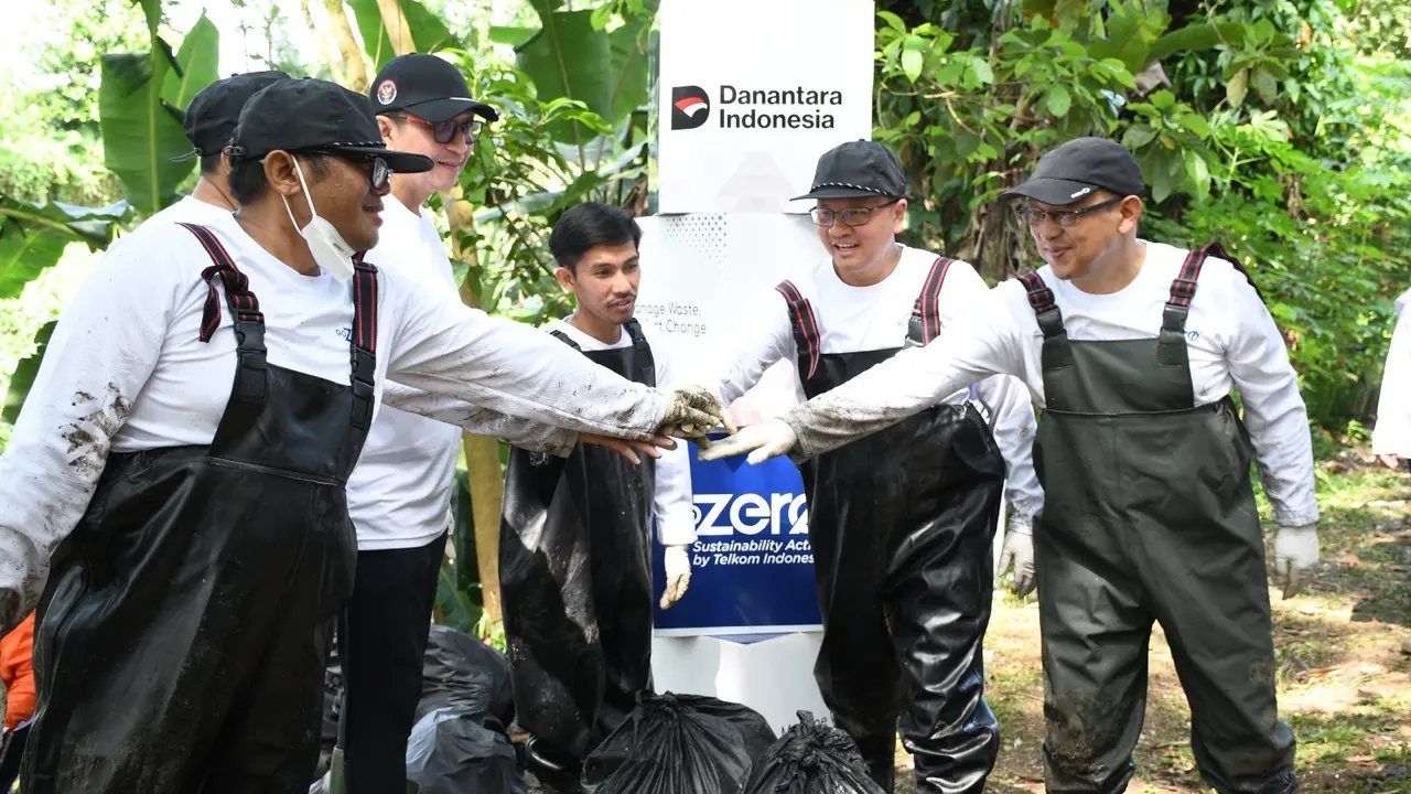 Aksi River Clean Up, Telkom dan Pandawara Angkut 1.481 Kg Sampah dari Sungai Cioray Bandung