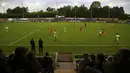 Suasana laga Piala Liga antara Forest Green Rovers melawan MK Dons pada laga Piala Liga di Stadion New Lawn, Nailsworth, Selasa (8/8/2017). FGB merupakan klub sepak bola yang mengedepankan hidup sehat dan ramah lingkungan. (AFP/Geoff Caddick)