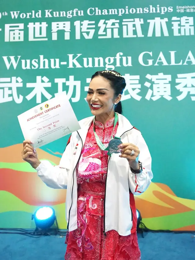 Krisdayanti saat pamer medali silver di Ajang Kejuaraan Wushu Internasional pakai baju pink.  [@krisdayantilemos]