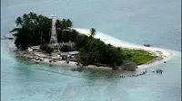 Dari bentuknya, pulau ini berukuran tidak terlalu besar, tidak lebih dari 2 hektar dan didominasi oleh karang laut. 