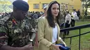 Setelah itu, Jolie pun mengunjungi International Peace Support Training Centre untuk melihat para personel militer berlatih dan para polisi yang terlibat misi pasukan perdamaian PBB dan Afrika. (AFP/Bintang.com)