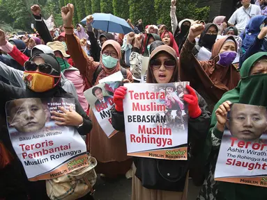 Sejumlah massa Sahabat Muslim Rohingya menggelar unjuk rasa di depan Kedubes Myanmar, Jakarta Pusat, Senin (4/9). Dalam aksi, mereka mengutuk aksi pembantaian kepada ratusan umat muslim Rohingya di Myanmar. (Liputan6.com/Immanuel Antonius)