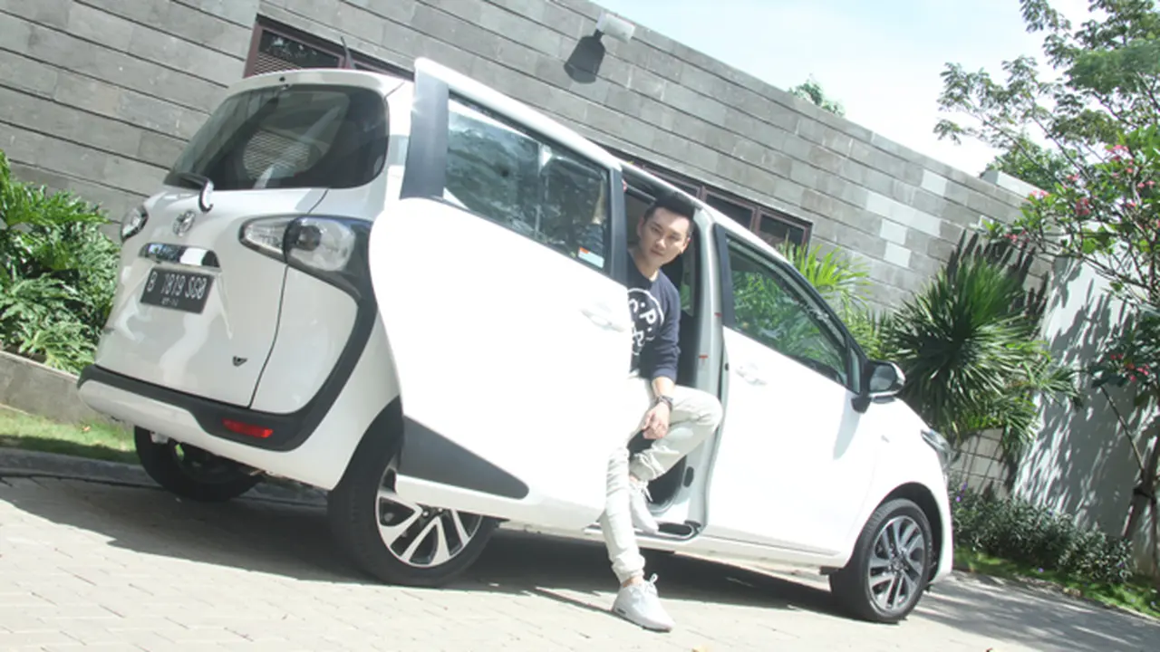 Fitur di Toyota Sienta Membuat Rio Motret Terpana