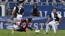 Striker Juventus, Cristiano Ronaldo berebut bola dengan pemain Cagliari, Paolo Farago dalam lanjutan Liga Italia di stadion Sardegna Arena, Rabu (29/7/2020). Juventus yang sudah menjadi juara terpeleset di markas Cagliari. (Alessandro Tocco/LaPresse via AP)