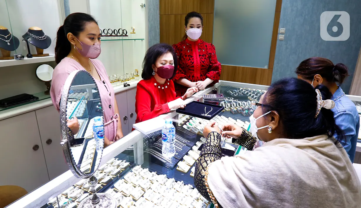 Pengunjung melihat perhiasan di sela-sela pembukaan New Jewellery Center di Gajah Mada Plaza, Jakarta, Senin (18/04/2022). New Jewellery Center yang menempati area seluas 630 m2 menyediakan kebutuhan perhiasan mulai dari jam tangan, cincin hingga kalung (Liputan6.com/Fery Pradolo)