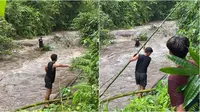 Momen pemuda berjibaku tolong temannya yang terjebak di sungai meluap. (Sumber: TikTok/im_dhimz)