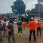 Tim SAR gabungan membagi dua regu penolong untuk mencari korban tertimbun tanah longsor di Kabupaten Tanggamus. Foto : (Basarnas Lampung).