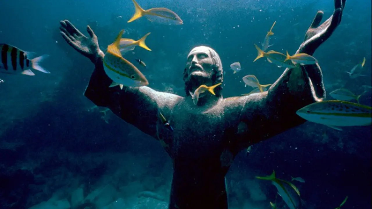 Patung Yesus Kristus di bawah laut