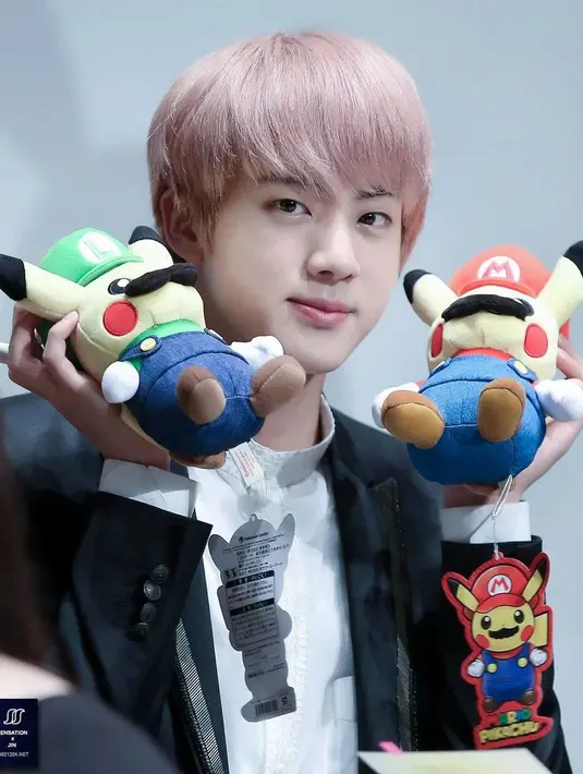 Jin BTS mengaku ia akan menghajar setiap personel BTS yang merusak mainan kesayangannya. (Foto: koreaboo.com)