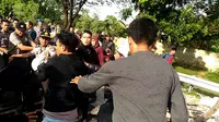  Aksi pendudukan Jalan Tol Reformasi, Makassar, Sulsel, yang berlangsung selama empat jam berujung bentrok. (Liputan6.com/Eka Hakim)