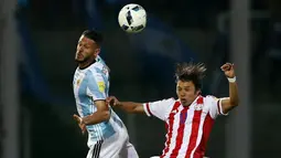 Perebutan bola antara pemain Argentina, Martin Demichelis, dan pemain Paraguay, Angel Romero, dalam laga Kualifikasi Piala Dunia 2018 zona Amerika Selatan, di Stadion Mario Kempes, Cordoba, Rabu (12/10/2016) pagi WIB. (Reuters/Marcos Brindicci)