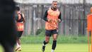 Gustavo Almeida tampak serius pada sesi latihan i Persija Training Ground, Depok, pada Senin (2/2/2026) sore WIB sebagai persiapan untuk melawan Arema FC. (Bola.com/Nur Iman Ali)