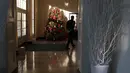 Pohon Natal terlihat di ruang East Gardner Gedung Putih, Senin (27/11). First Lady Melania Trump mendekorasi perayaan Natal dengan tema 'Time-Honored Traditions' yang mencerminkan tradisi liburan 200 tahun di Gedung Putih. (AP Photo/Carolyn Kaster)