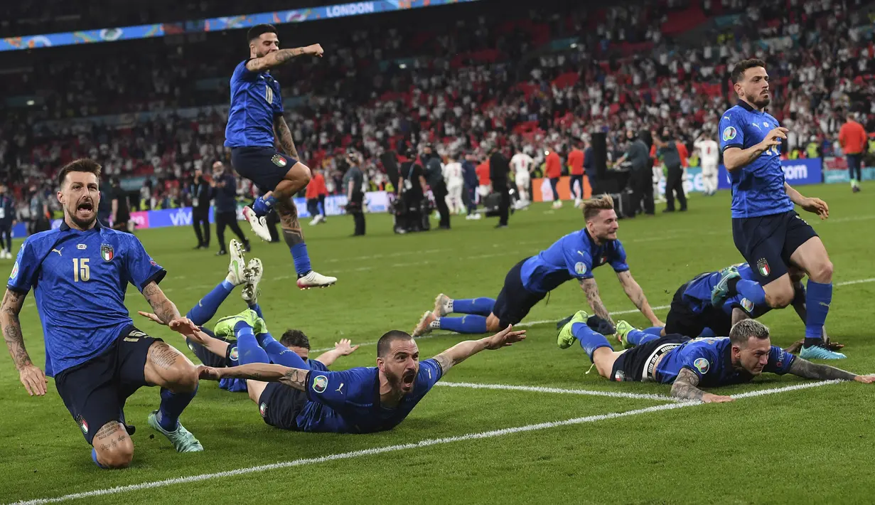 Para pemain Italia melakukan selebrasi usai menang adu penalti dengan Inggris pada pertandingan final Euro 2020 di Stadion Wembley, London, Inggris, Minggu (11/7/2021). Italia menang 3-2 lewat adu penalti usai bermain imbang 1-1 di waktu normal. (Andy Rain/Pool Photo via AP)