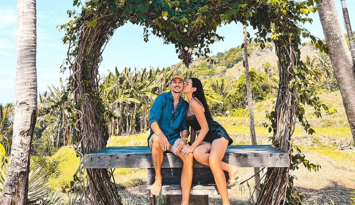 Bahkan, Jedar dan suami sempat merayakan anniversary pernikahan mereka di sana. Momen itu begitu romantis dihabiskan dengan berpelukan dan ciuman mesra. (Liputan6.com/IG/@inijedar)