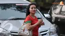 Kini suporter sepakbola tidak hanya didominasi oleh pria. Kaum hawa pun mulai menggemari olahraga yang paling populer di masyarakat (Liputan6.com/Helmi Fithriansyah)