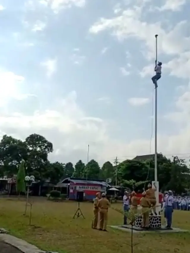 Aksi heroik 2 siswa SMA N 1 Purwokerto memanjat tiang bendera di hari sumpah pemuda viral di berbagai linimassa. (Foto: Liputan6.com/Istimewa/Dok. Humas Pemkab BMS/Muhamad Ridlo)
