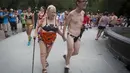 Sepasang suami istri terlihat ikut serta di acara Underwear Run di Central Park, New York, Jumat (2/8/14). (REUTERS/Carlo Allegri)