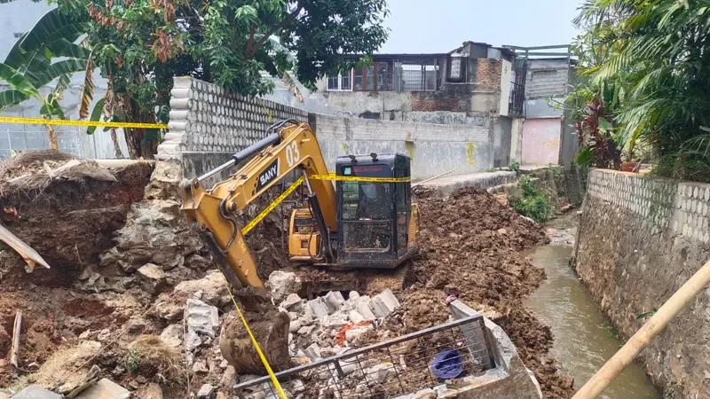 Seorang pekerja tewas dan tiga lainnya terluka akibat tertimpa tembok saat sedang bekerja di proyek normalisasi kali Perumahan Villa Bintaro Regency, Tangerang Selatan