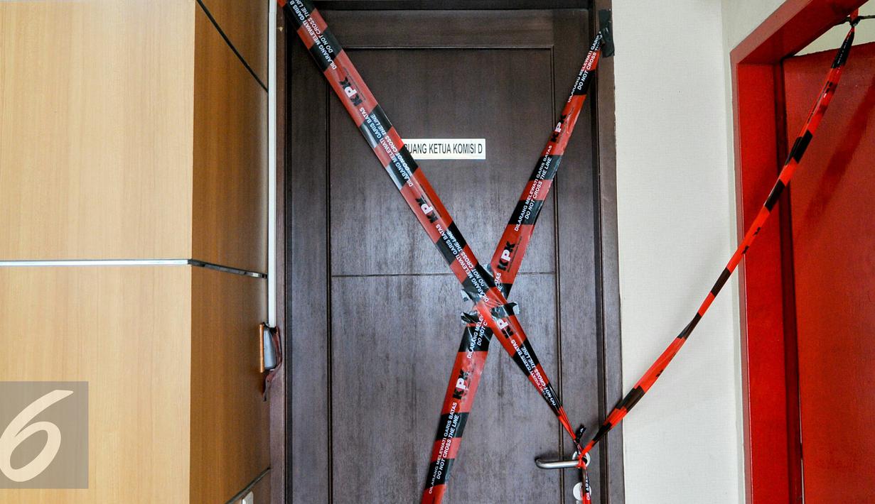 Ruangan Ketua Komisi D DPRD DKI Jakarta, Mohammad Sanusi yang disegel oleh KPK, Jakarta, Jumat (1/4). Sebanyak 4 ruangan di gedung DPRD DKI Jakarta disegel oleh KPK terkait OTT. (Liputan6.com/Yoppy Renato)