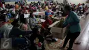 Seorang wanita membagikan makanan untuk berbuka kepada para pengungsi letusan Gunung Sinabung, Medan, Sabtu (4/7/2015). Pengungsi yang muslim tetap menjalankan puasa dengan menu sahur dan berbuka seadanya. (Liputan6.com/JohanTallo)