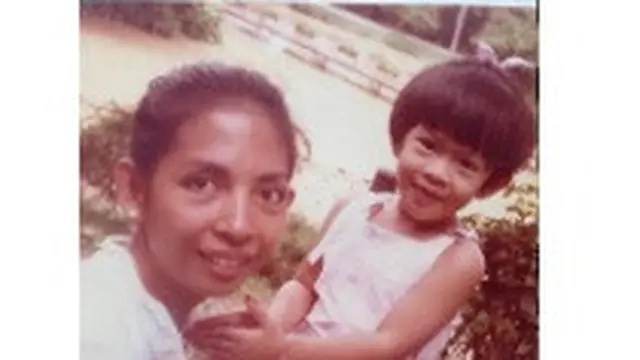 6 Foto Jadul Dian Sastrowardoyo Saat Masa Kecil Bersama Sang Ibu