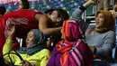 Pebasket putra Indonesia, Andakara Prastawa Dhyaksa, berpelukan dengan sang kekasih, pevoli putri Indonesia, Yolla Yuliana, sesaat setelah pertandingan basket SEA Games 2015  melawan Singapura. (Bola.com/Arief Bagus)