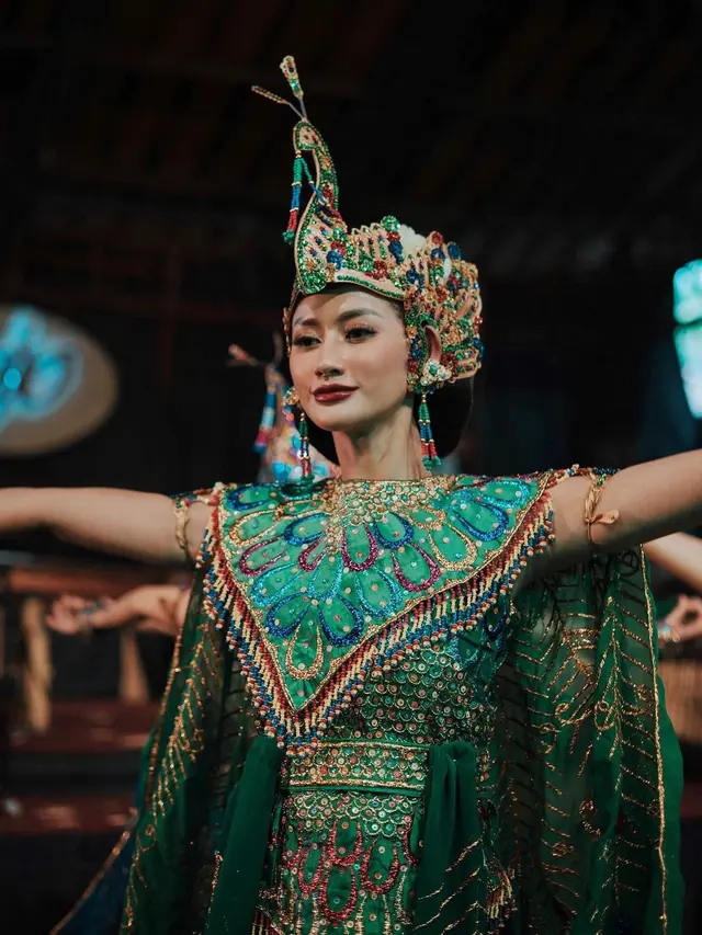 Potret Ayu Maulida Saat Kenakan Kostum Tari Merak. (Sumber: Instagram/ayumaulida97)