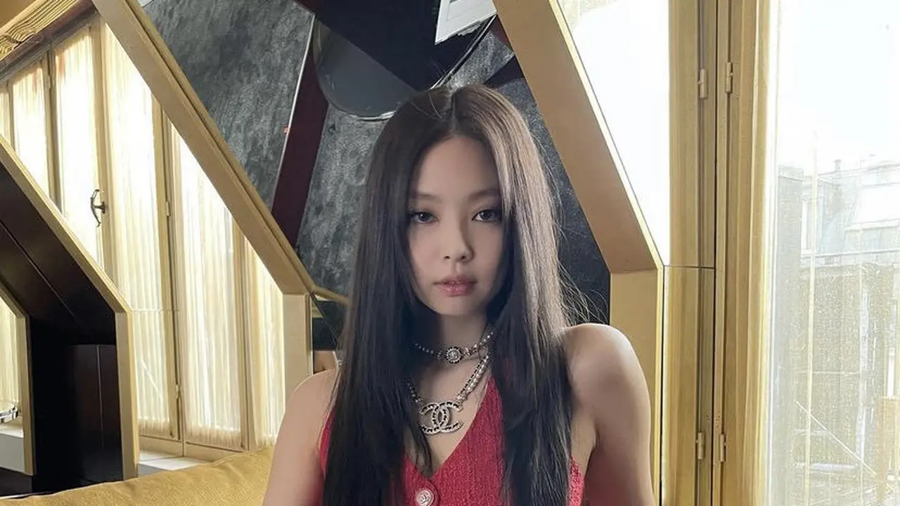 Jennie Blackpink tampil elegan dengan setelan serba merah dari Chanel di Paris Fashion Week 2022