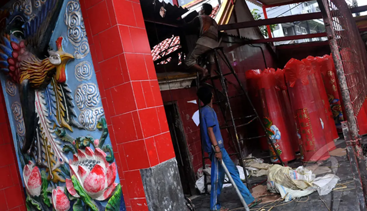 Beberapa petugas tengah sibuk merenovasi dan merapihkan kelenteng di petak sembilan, Jakarta, Selasa (17/2/2015).  Sejumlah kelenteng di wilayah Kota Jakarta sudah mulai melakukan persiapan Menjelang tahun baru Imlek 2566. (Liputan6.com/Johan Tallo)